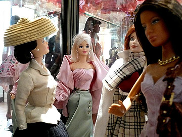 poupée Barbie avec son téléphone et son sac à main
