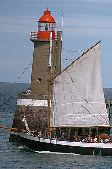 Tante Fine sort du port de Fécamp