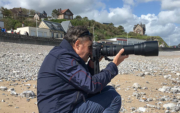 Stéphane l’Hôte avec son appareil photographique