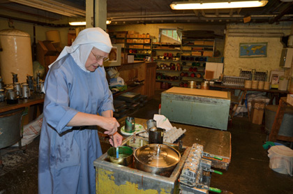 Fabrication de bougies par les soeur du monastère du Bec Hellouin