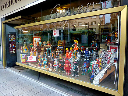 Collection de robots dans la vitrine du magasin