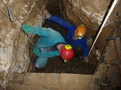 Spéléo dans la grotte de Caumont