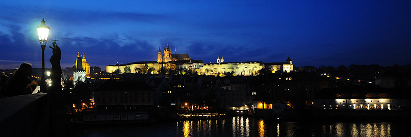 prague la nuit et le fleuve vtala