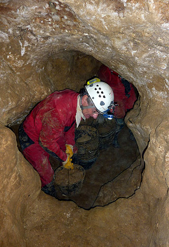 spéléo dans la grotte de Caumont